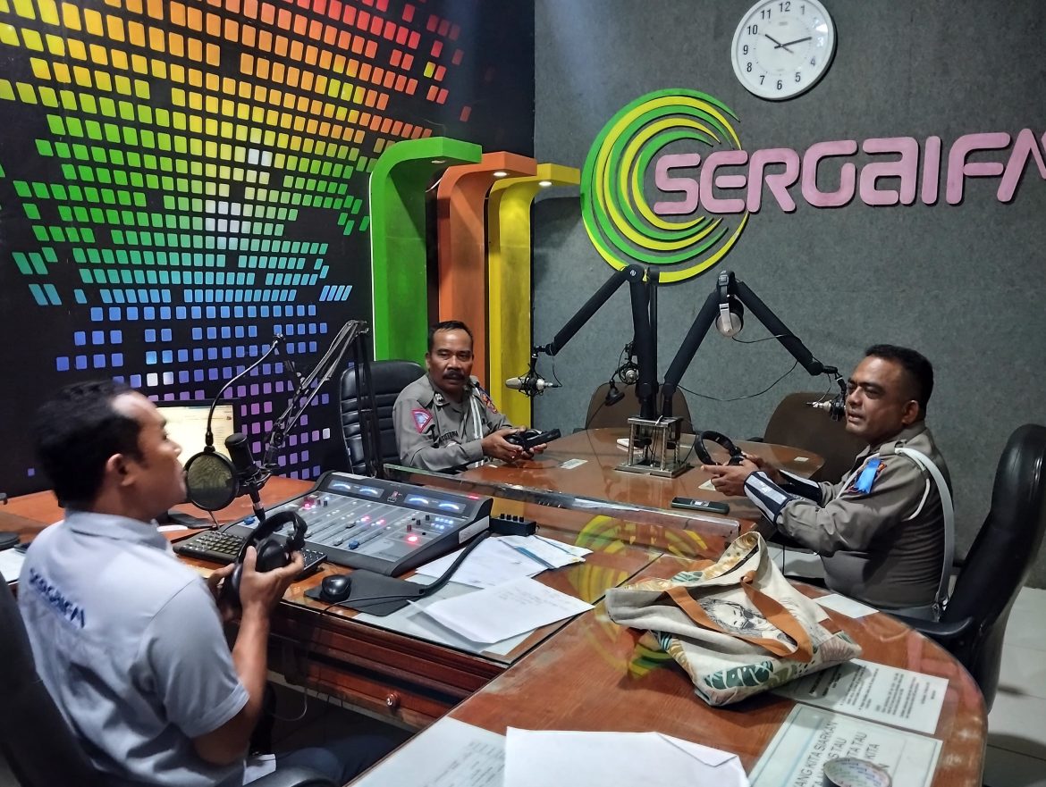 Sat Lantas polres Sergai Sosialisasi Ops Zebra Toba 2024 Lewat Radio FM 92