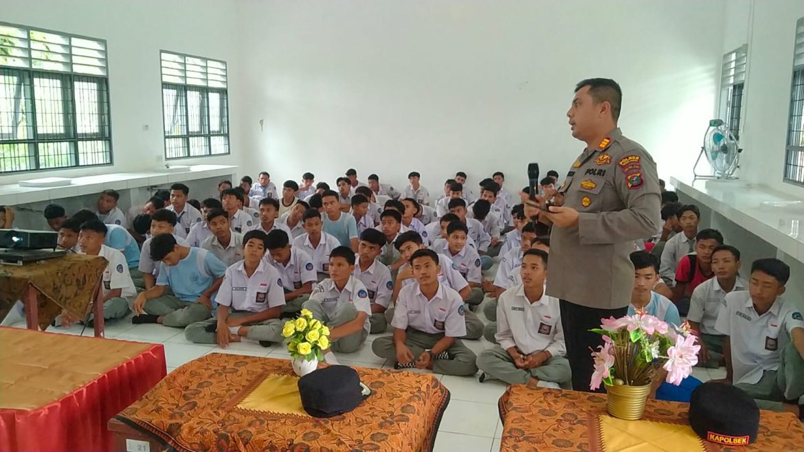 Kapolsek Sipispis AKP Syamsul A. Batubara, S.E, M.Si Sosialisasi Bahaya Narkoba di SMA Negeri 1 Sipispis