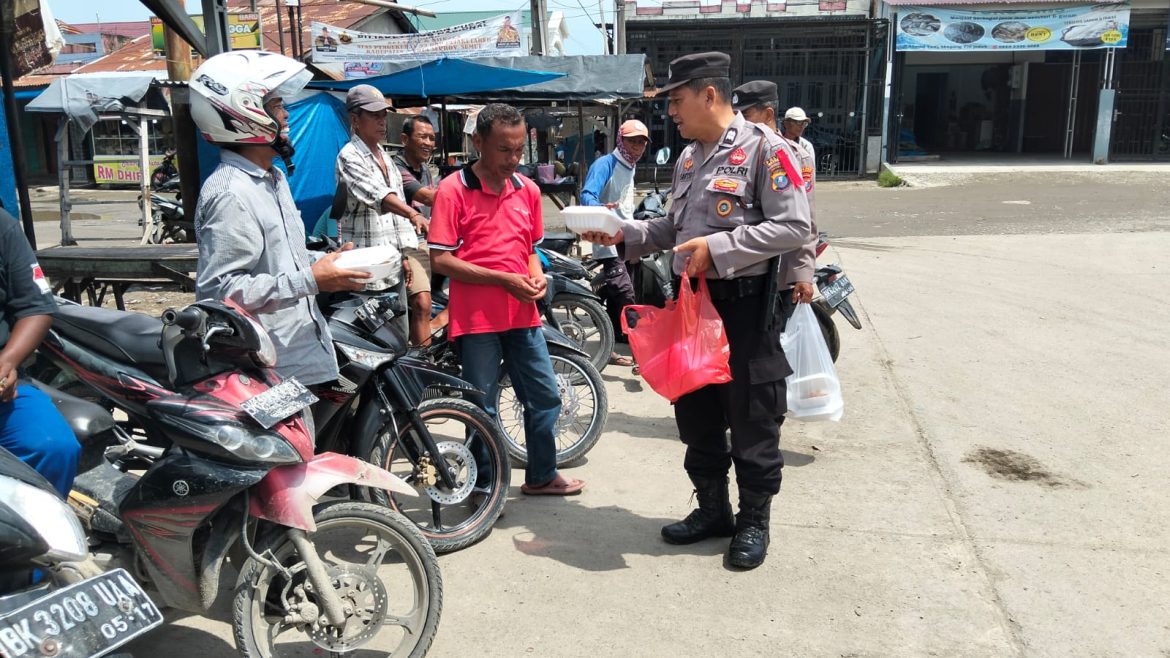 Jumat Berkah dan Cooling System Polsek Medang Deras Diwarnai Pemberian Nasi Bungkus