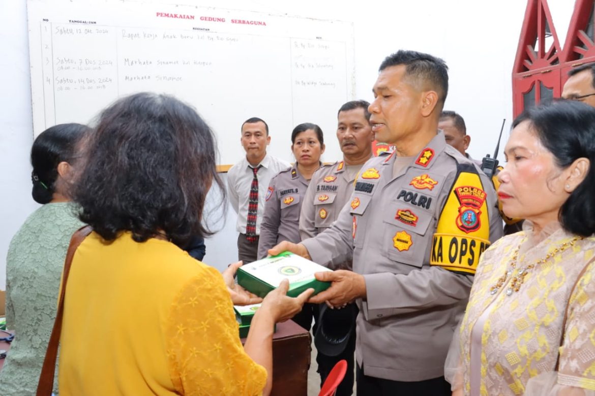 Minggu Kasih di Gereja GBKP, Kapolres Tebing Tinggi Beri Sembako dan Pengobatan Gratis