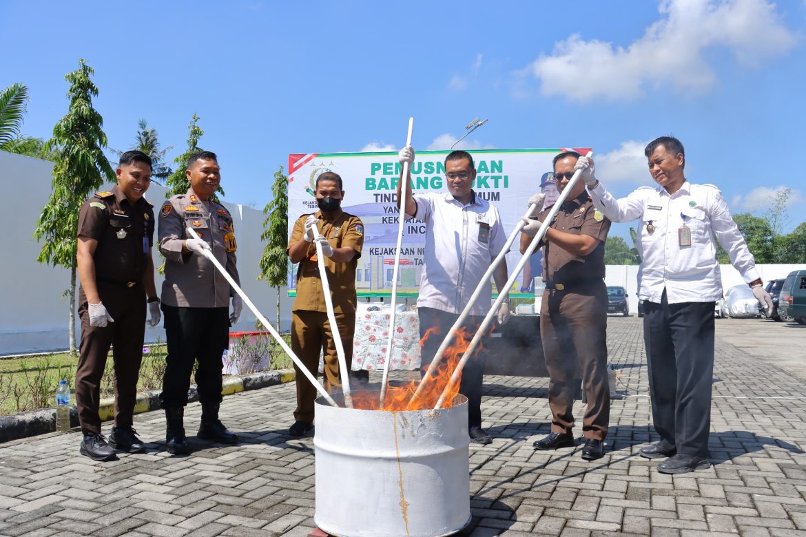 Kapolres AKBP Drs. Simon Paulus Sinulingga, S.H Hadiri Pemusnahan Barang Bukti di Kejaksaan Negeri Tebing Tinggi