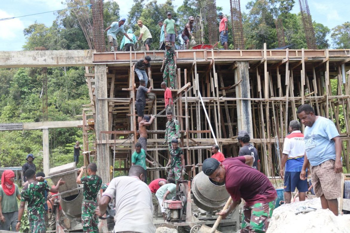 Masyarakat Distrik Aifat Apresiasi Satgas Yonif 762/VYS Bantu Pengecoran GKI Sion Kumurkek