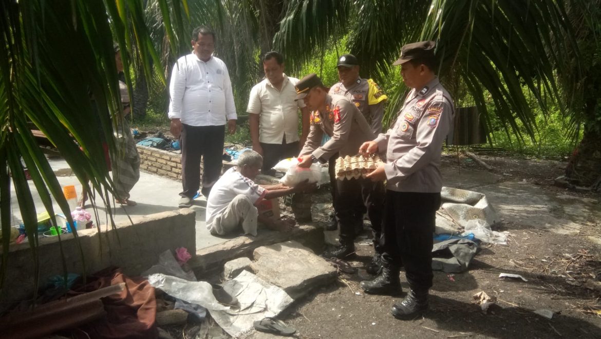 Jumat Berkah, Kapolsek Medang Deras AKP Abdi Tansar, S.H, M.H Berbagi Sembako Korban Kebakaran