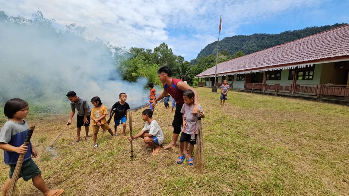 Satgas Pamtas Yonkav 12/BC Perkuat Tali Silaturahmi Bersama Masyarakat Lewat Karya Bakti