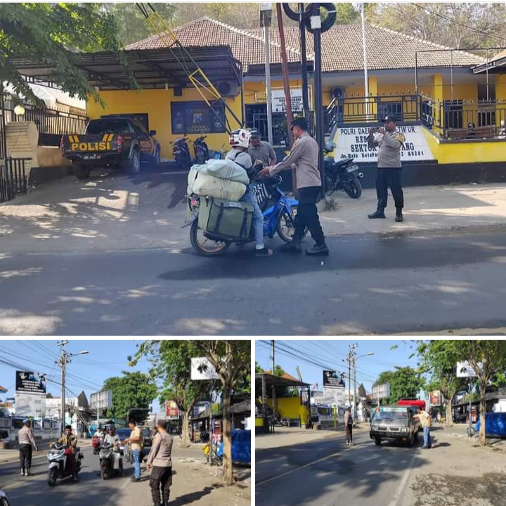 Jum at Barokah Kapolsek Ketapang Bersama Segenap Anggota Bagi Bagi Nasi Bungkus di Depan Mako Polsek Ketapang