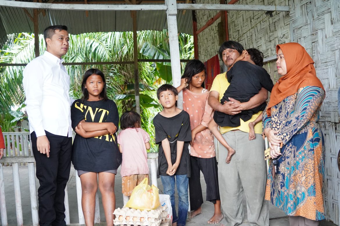 Pj. Walikota Tebing Tinggi Jangkau Keluarga Terlantar di Kolong Jembatan Pasar Sakti