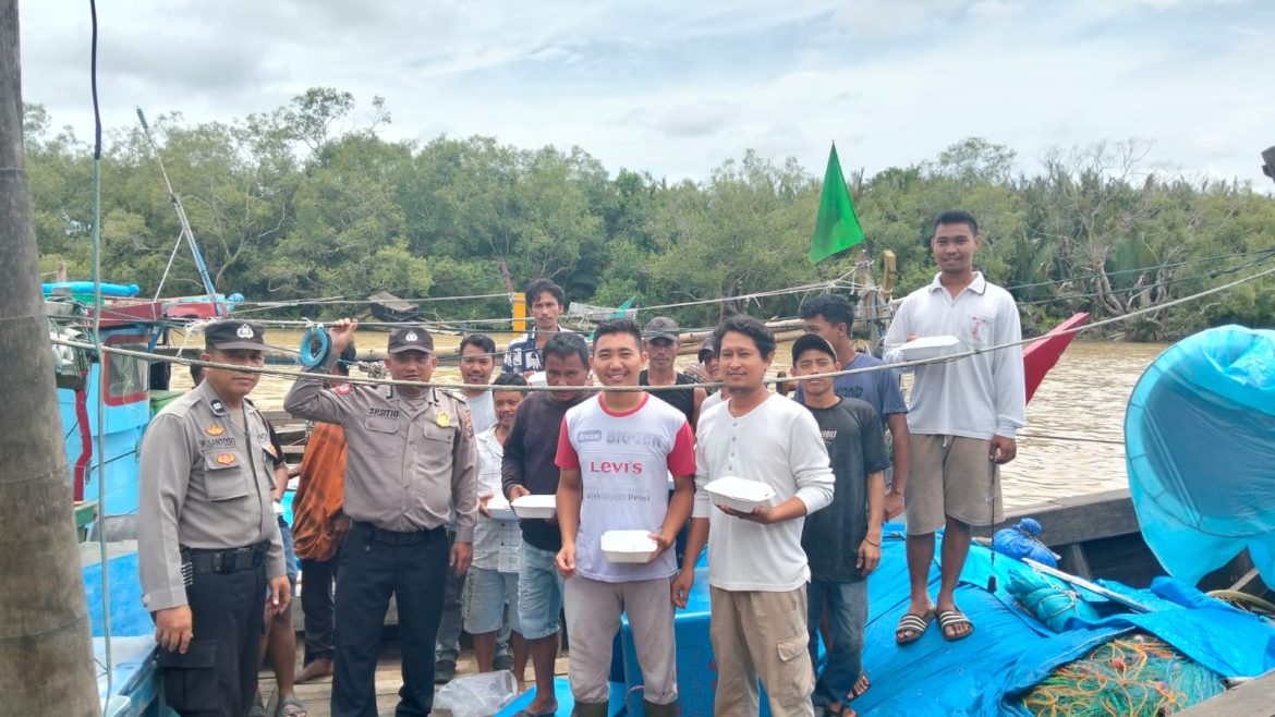 Jumat Berkah Personil Polsek Medang Deras Diwarnai Pemberian Nasi Bungkus Kepada Nelayan