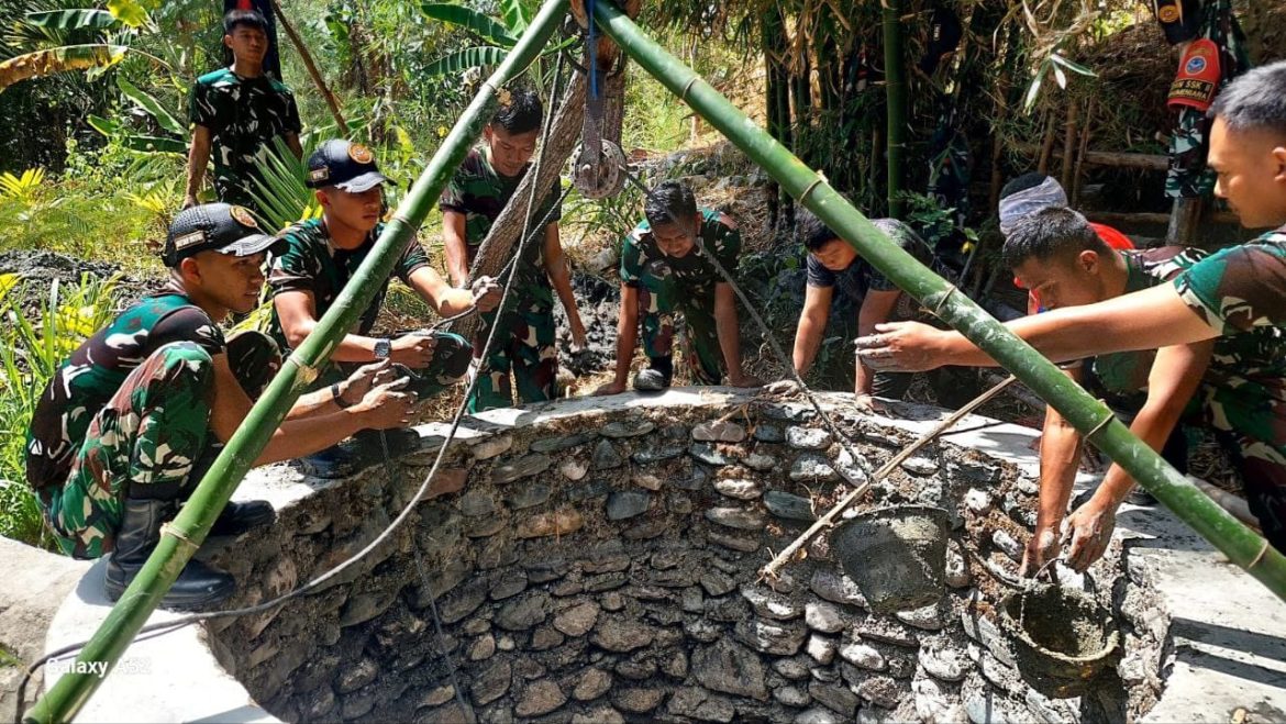 Satgas Pamtas RI-RDTL Sektor Barat Yonarhanud 15/DBY Bantu Atasi Kesulitan Air Bersih