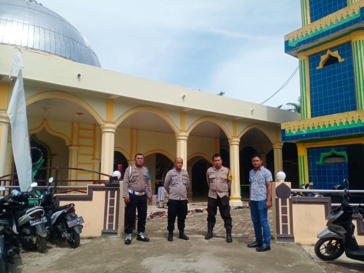 Polsek Dolok Merawan Pengamanan Sholat Tasbih dan Pengobatan Gratis di Masjid Al-Hidayah