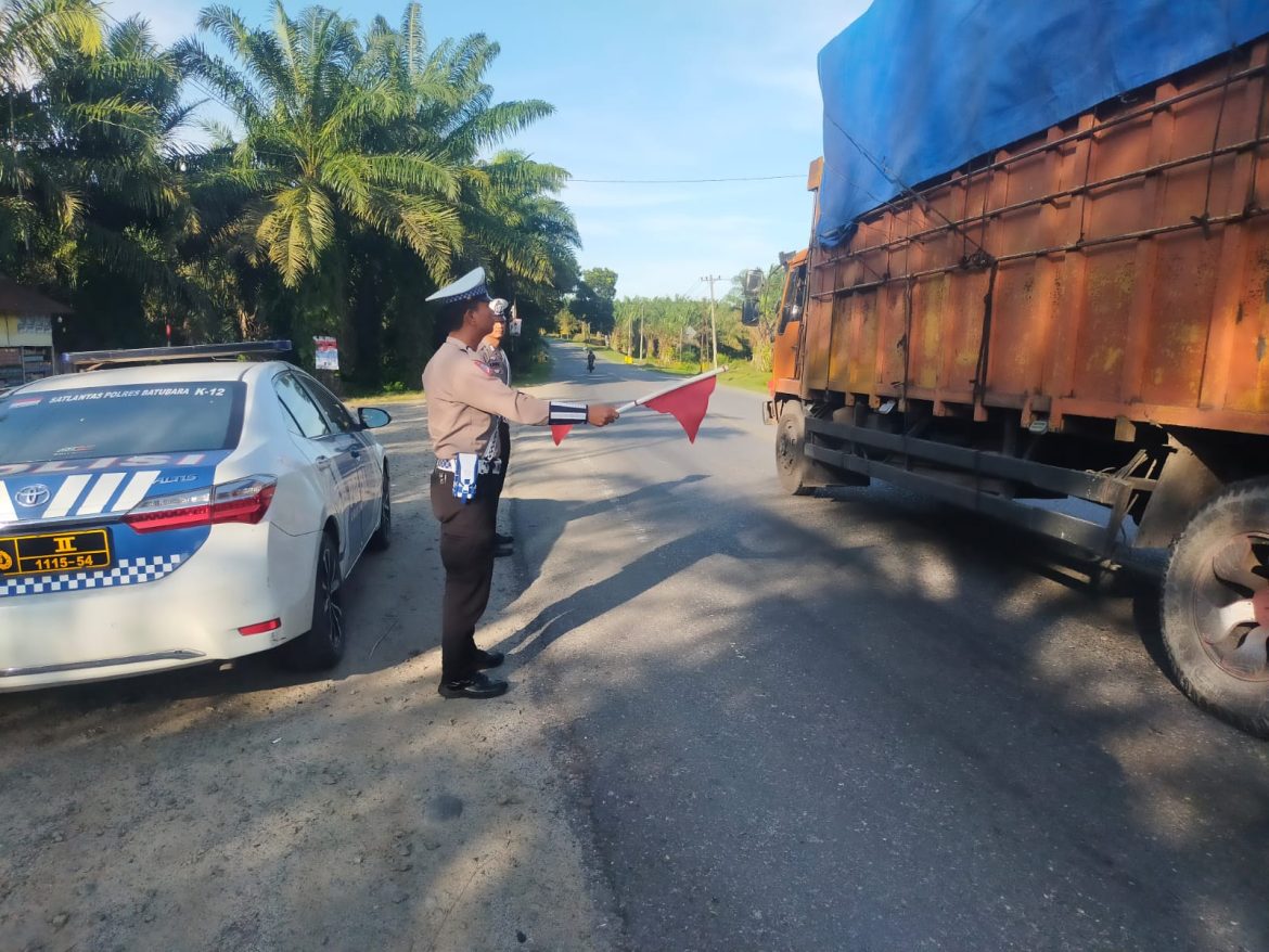 Pastikan Arus Lalulintas Aman, Sat Lantas Polres Batu Bara Patroli Kibas Bendera