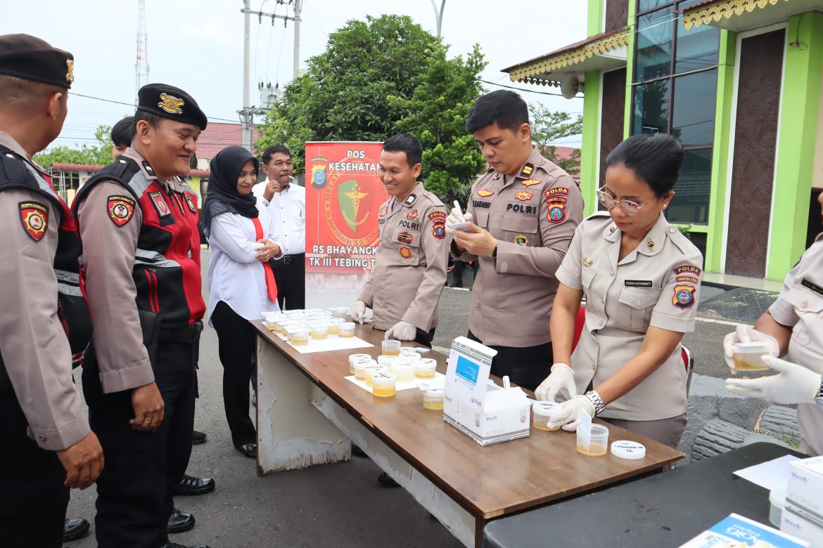 Pastikan Bebas Narkoba, Kapolres Batu Bara Tes Urine Personil Secara Mendadak