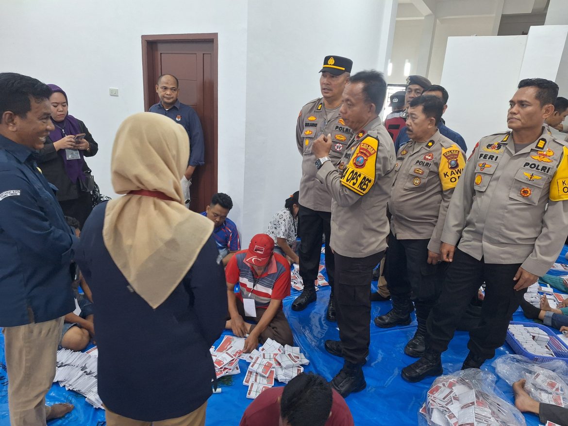 Wakapolres Tebing Tinggi Tinjau Proses Sortir dan Pelipatan Surat Suara Pilkada 2024