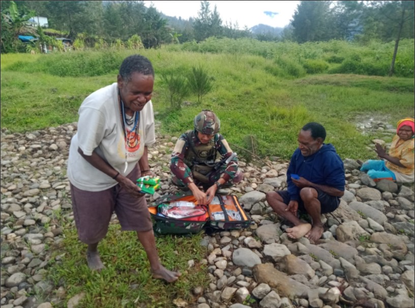 Beri Pelayanan Kesehatan, Satgas Yonif 323/Buaya Putih Blusukan Ke Kampung Pedalaman Papua