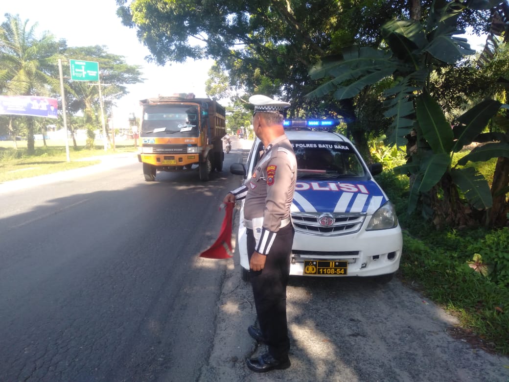 Sat Lantas Polres Batu Bara Patroli Kibas Bendera Dilokasi Rawan Macet