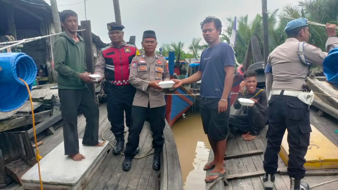 Personil Polsek Medang Deras Jumat Berkah dan Cooling System Kepada Nelayan