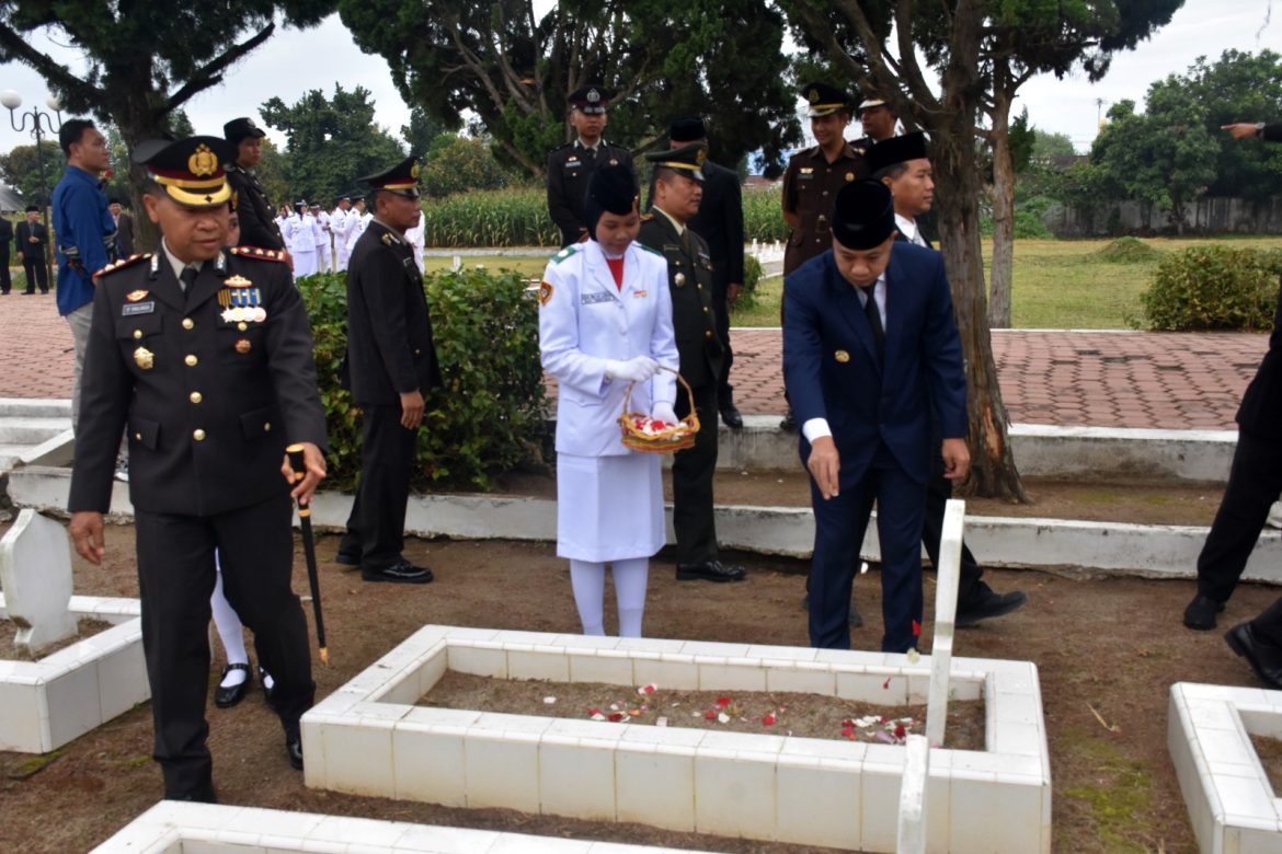 Peringati Hari Pahlawan, Pemko Tebing Tinggi Gelar Ziarah Makam Pahlawan dan Upacara Bendera