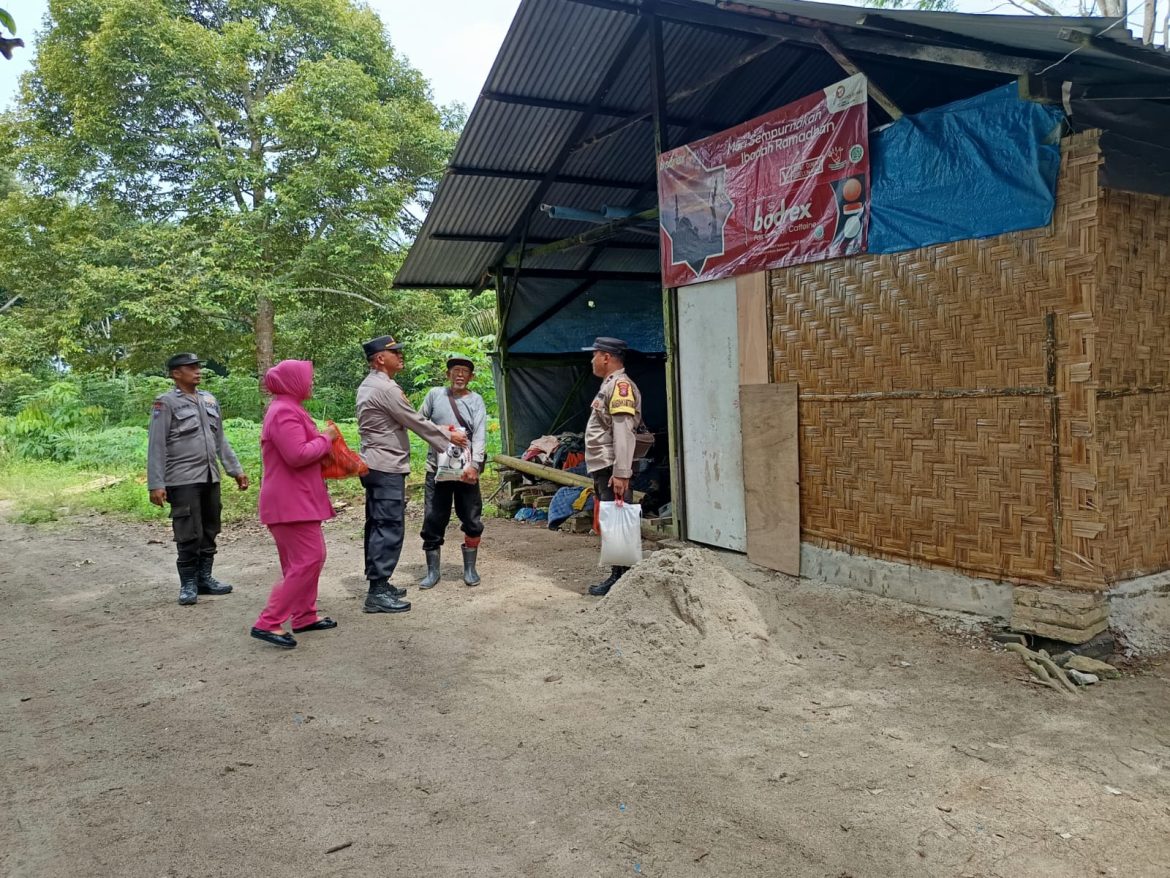 Tebar Kebaikan, Polsek Firdaus Berbagi Bansos Warga Kurang Mampu