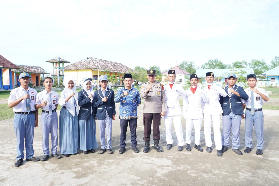 Polsek Labuhan Ruku Laksanakan Police Goes to School Lewat Upacara Bendera