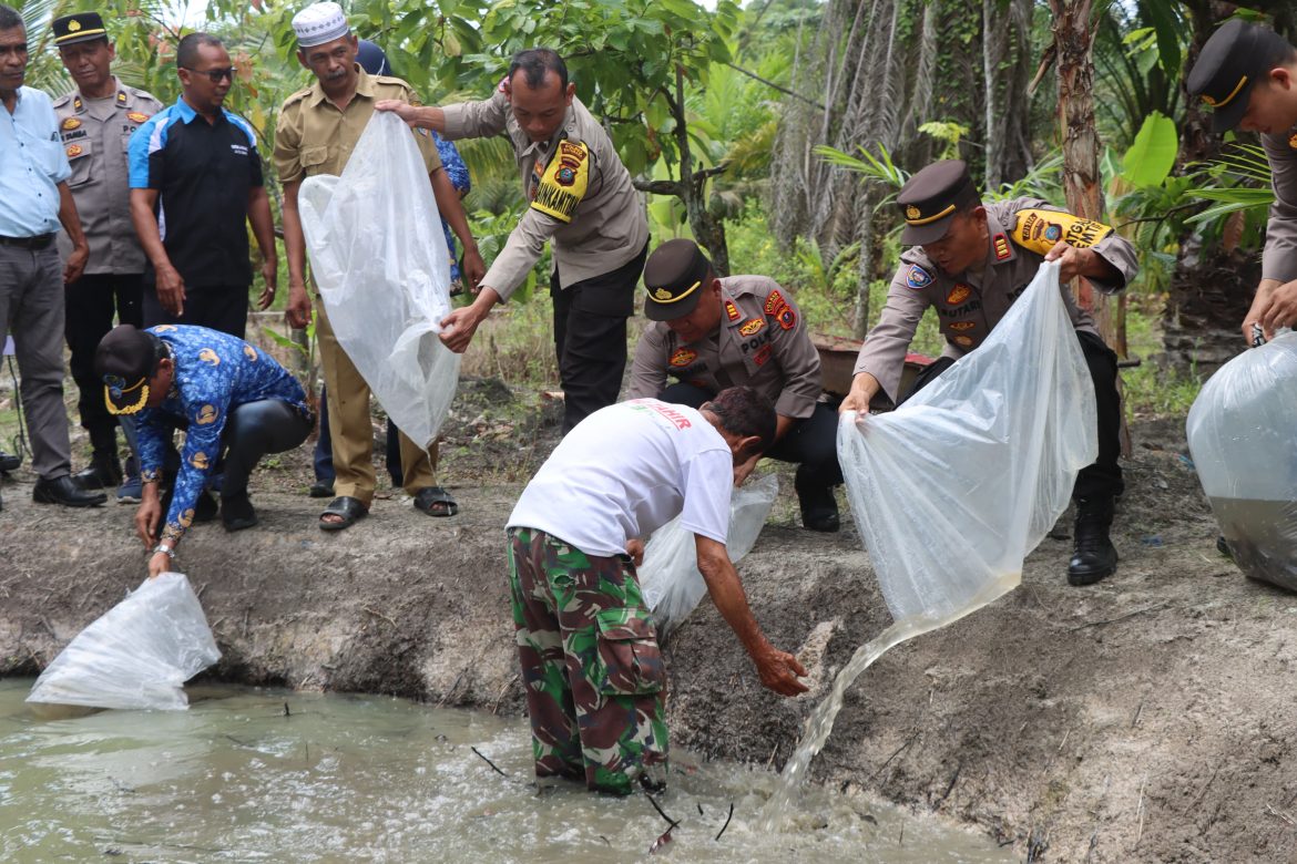 Polres Batubara Tebar 3.000 Bibit Ikan Lele, Dukung Program Ketahanan Pangan Nasional