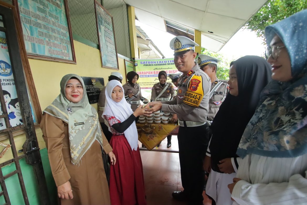 Polres Sergai Gelar Giat Polsanak dan Berbagi 140 Paket Sarapan Bergizi