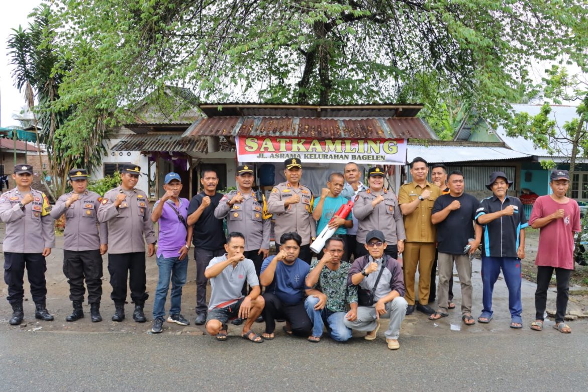 Kapolres Tebing Tinggi AKBP Drs. Simon Paulus Sinulingga, S.H Beri Perlengkapan Keamanan Pos Satkamling