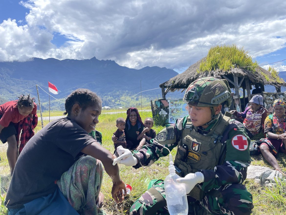 Jarak yang Lebih dekat, Masyarakat Sinak Pilih Berobat di Pos TNI