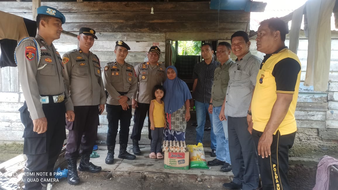 Jumat Berkah, Kapolsek Labuhan Ruku AKP Cecep Suhendra Berbagi Sembako Kaum Dhuafa