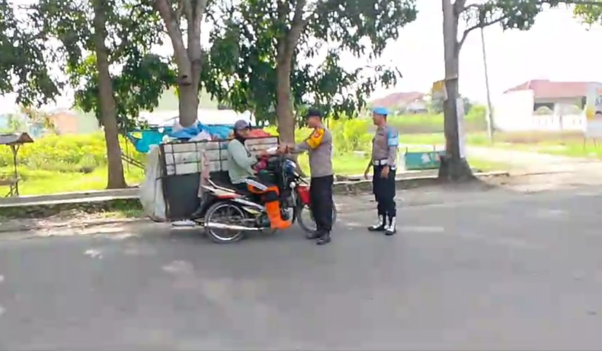 Laksanakan Jumat Berkah, Kapolsek Rambutan Bagikan Nasi Kotak Kepada Warga