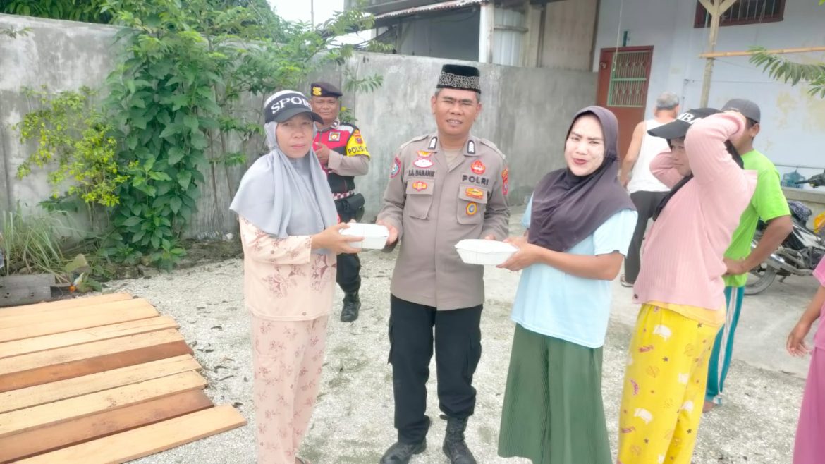 Jumat Berkah dan Cooling System, Polsek Medang Deras Kembali Berbagi Nasi Bungkus