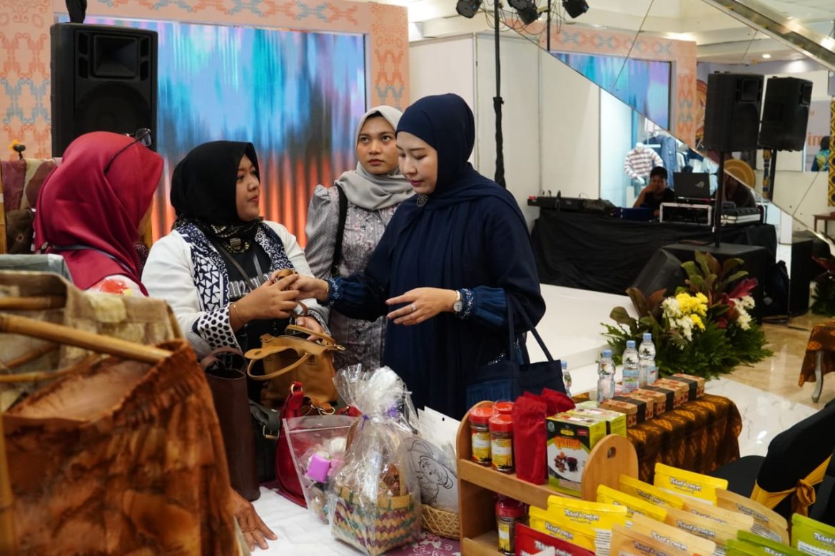 Pj. Ketua Dekranasda Kota Tebing Tinggi Hadiri Acara Gebyar Kriya Nusantara 2024