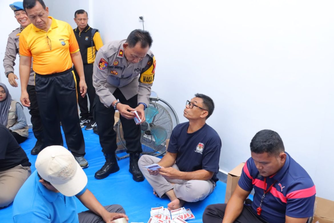 Wakapolres Tebing Tinggi Tinjau Penghitungan dan Pengepakan Surat Suara Pilkada 2024