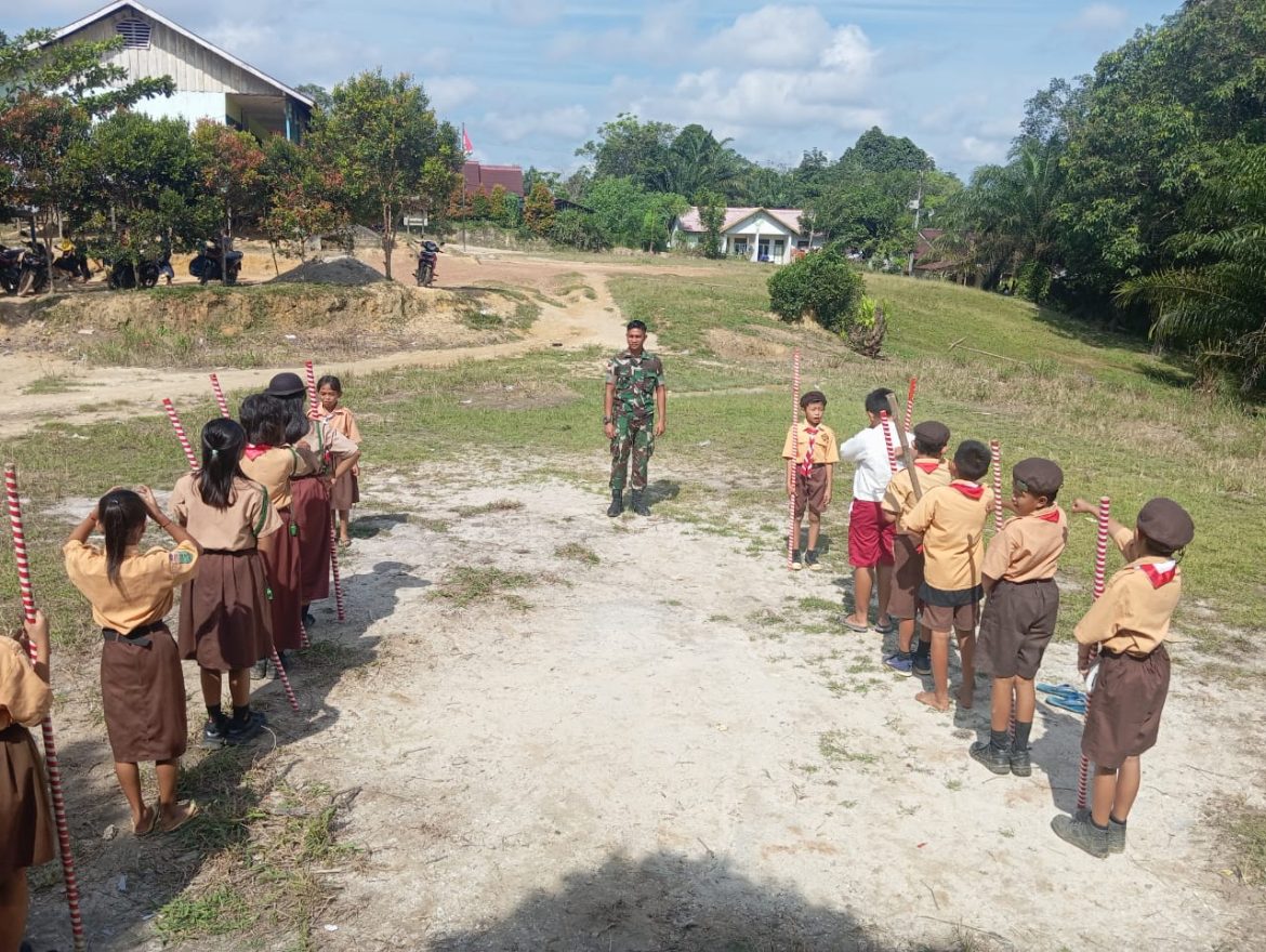 Bentuk Karakter Disiplin, Satgas Pamtas Yonzipur 5/ABW Ajarkan Anka-Anak Perbatasan Latihan Baris-Berbaris