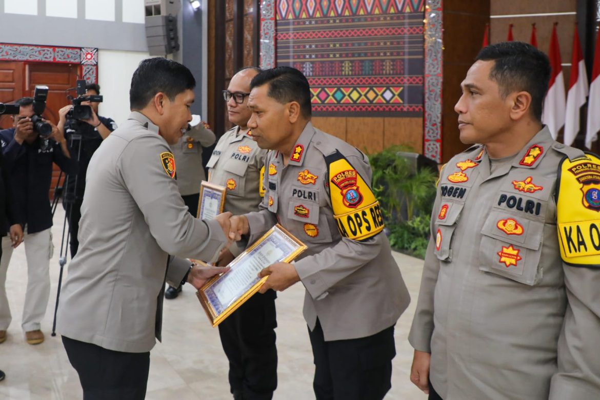 Kapolres Tebing Tinggi AKBP Drs. Simon Paulus Sinulingga, S.H Terima Penghargaan Kapolda Sumut