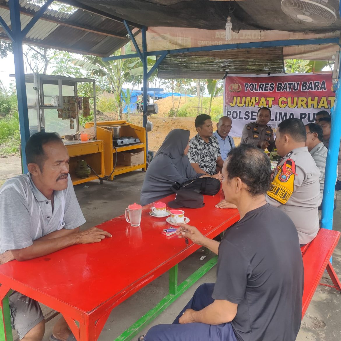 Kapolsek Lima Puluh AKP Tukkar L. Simamora, S.H, M.H Jumat Curhat di Desa Perkebunan Dolok