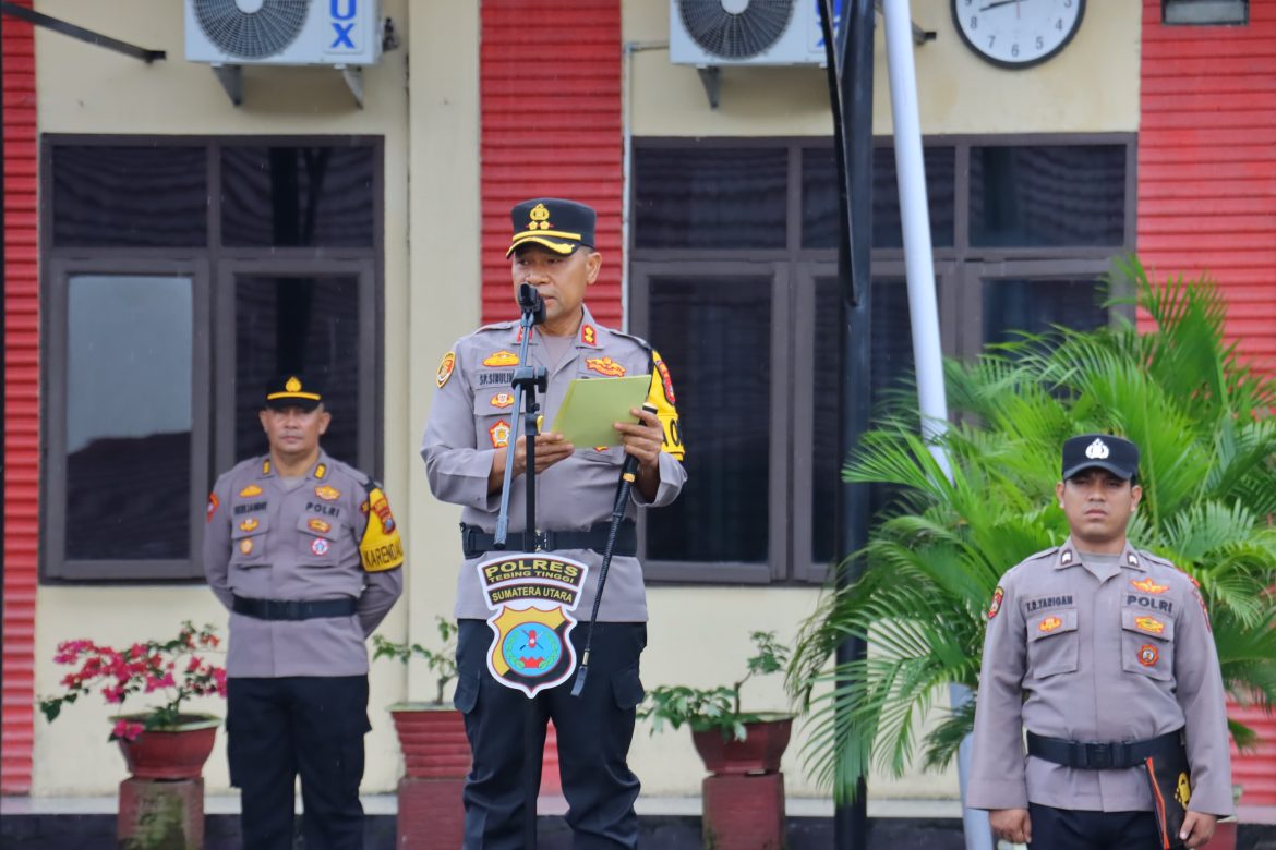 Kapolres Tebing Tinggi AKBP Drs. Simon Paulus Sinulingga, S.H. Pimpin Apel Pergeseran Pasukan Pengamanan TPS