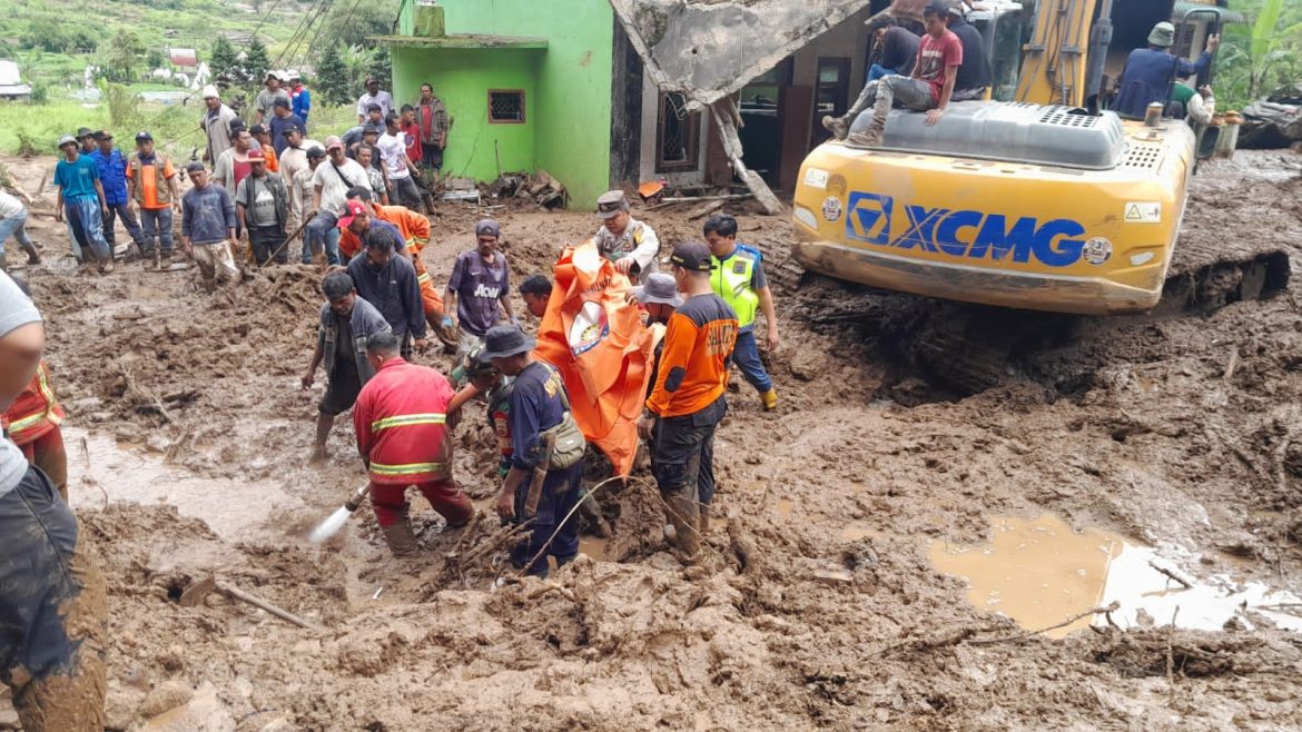 Kodam I/BB Turunkan Tim PRCPB Cari Korban Hilang Akibat Longsor di Tanah Karo