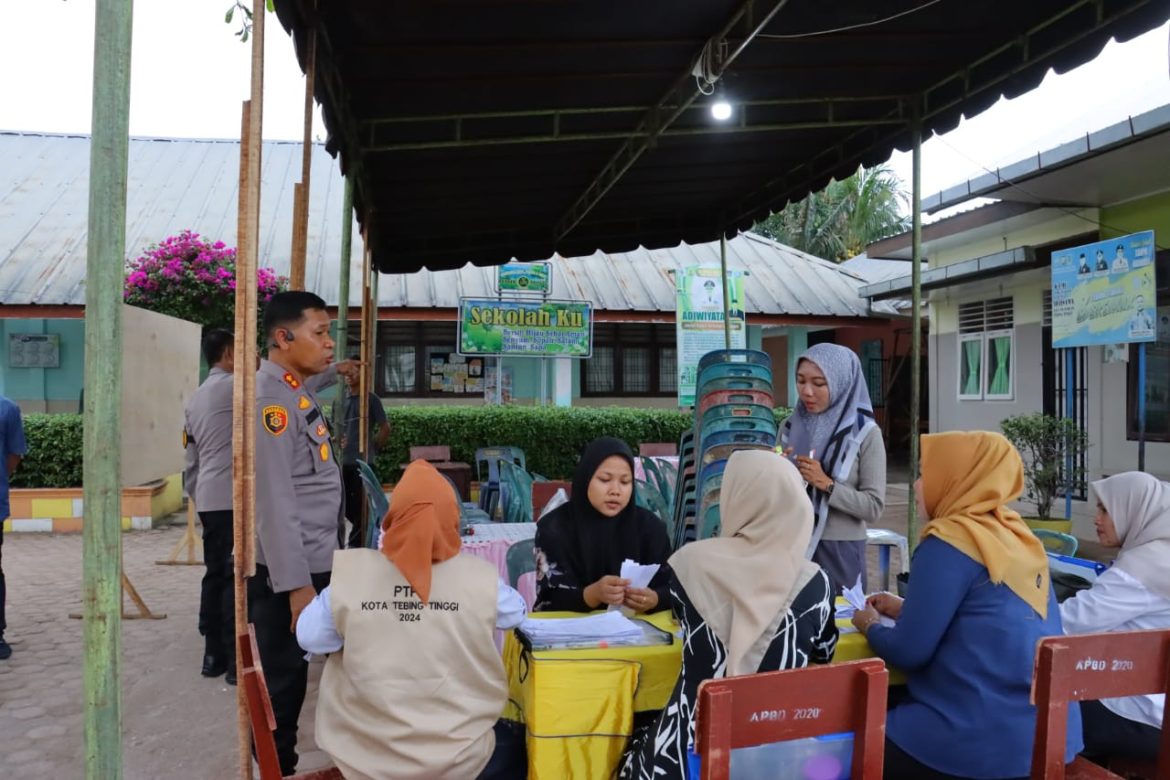 Kapolres Tebing Tinggi AKBP Drs. Simon Paulus Sinulingga, S.H Cek TPS Jelang Pilkada 2024