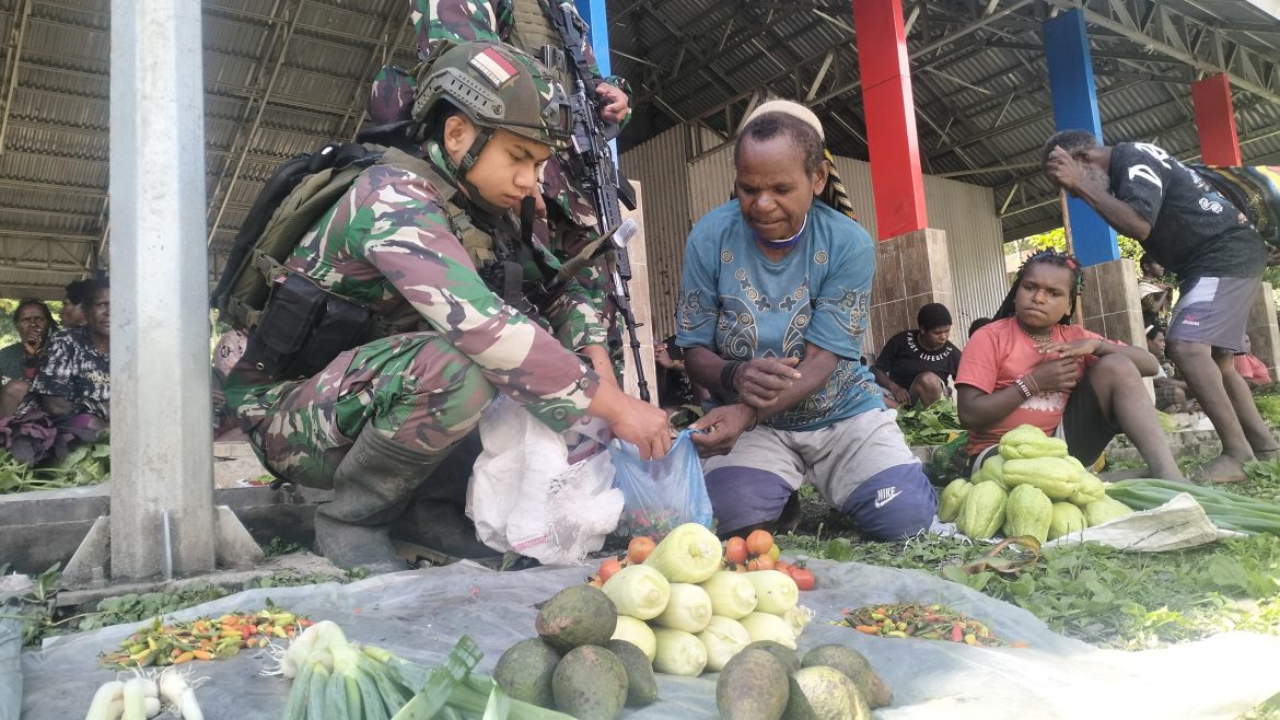 Rosita Satgas Habema Bantu Perekonomian Warga Dengkibuma