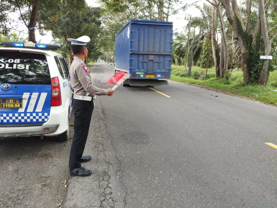 Antisipasi Kemacetan, Sat Lantas Polres Batu Bara Laksanakan Patroli Kibas Bendera