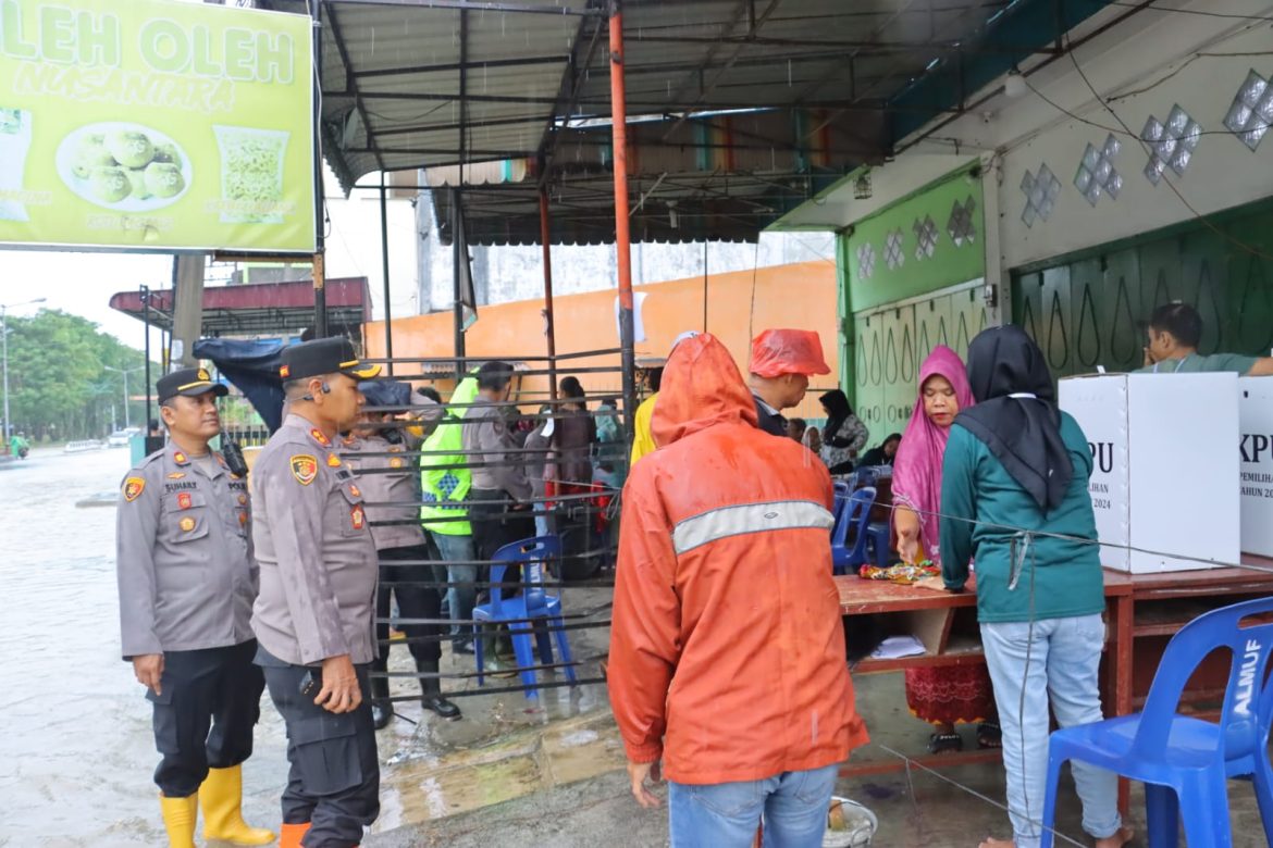 Kapolres Tebing Tinggi AKBP Drs. Simon Sinulingga, S.H Tinjau Lokasi TPS Terdampak Banjir