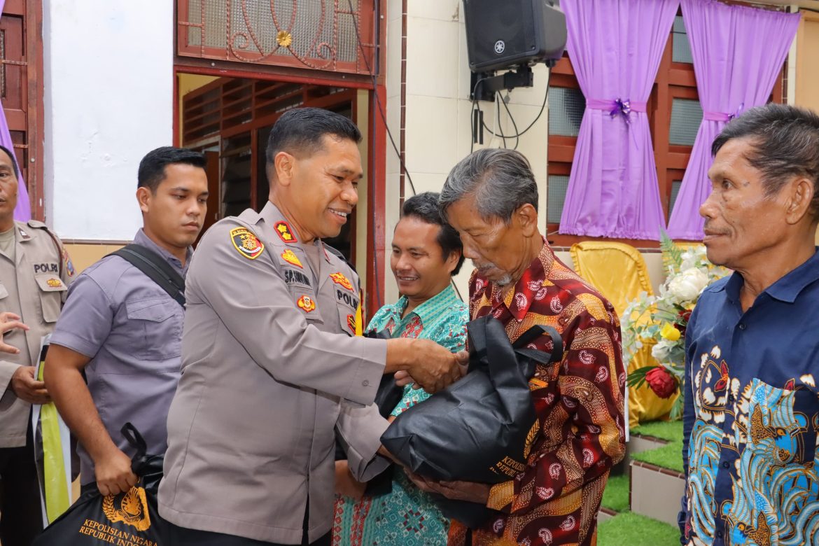 Minggu Kasih, Kapolres Tebing Tinggi Berikan Paket Sembako Kepada Jemaat