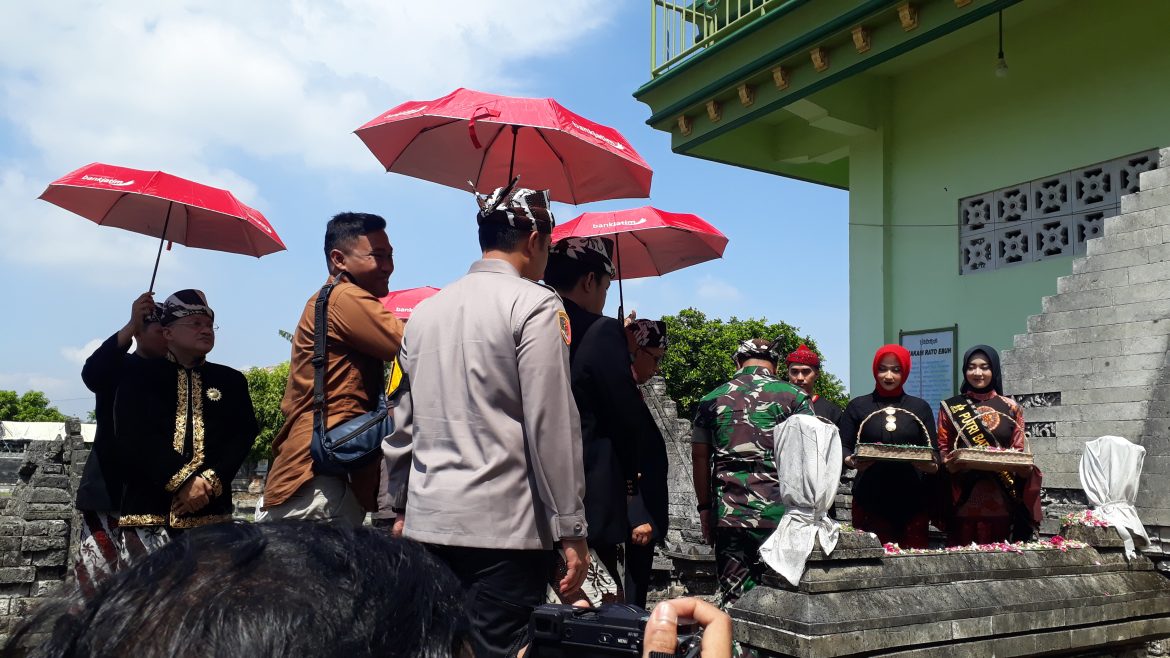 PJ Bupati Sampang Ziarah Situs Makam Leluhur Makam Ratoh Ebuh Dalam Rangka Memperingati Hari Jadi Ke-401 Kab. Sampang