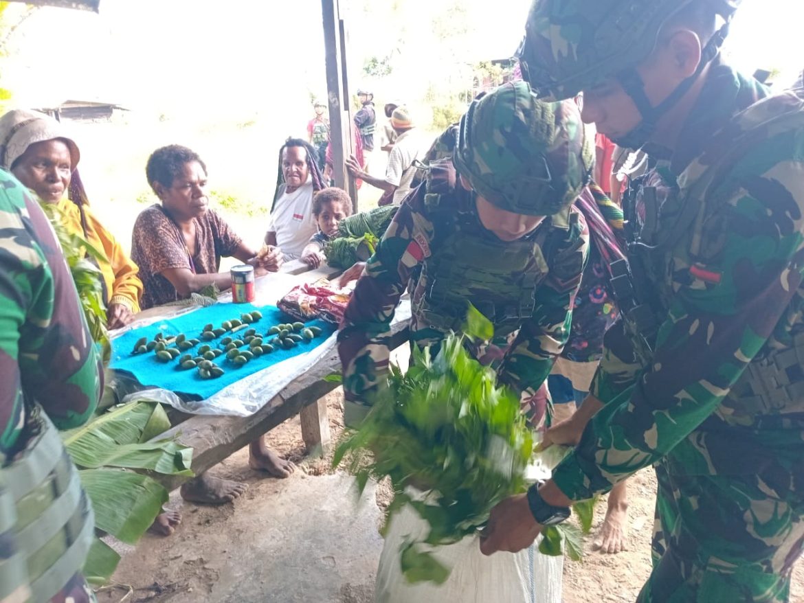 Tumbuhkan Ekonomi Rakyat Papua, Satgas Yonif 641/Bru Borong Hasil Kebun Mama Papua Di Pasar Apalapsili