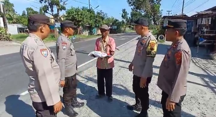 Jumat Berkah Polsek Firdaus Berbagi Sembako