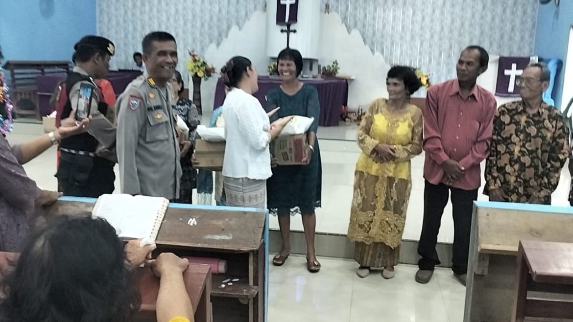 Minggu Kasih, Kapolres Batu Bara Berbagi Sembako Warga Kurang Mampu di HKBP Pagurawan