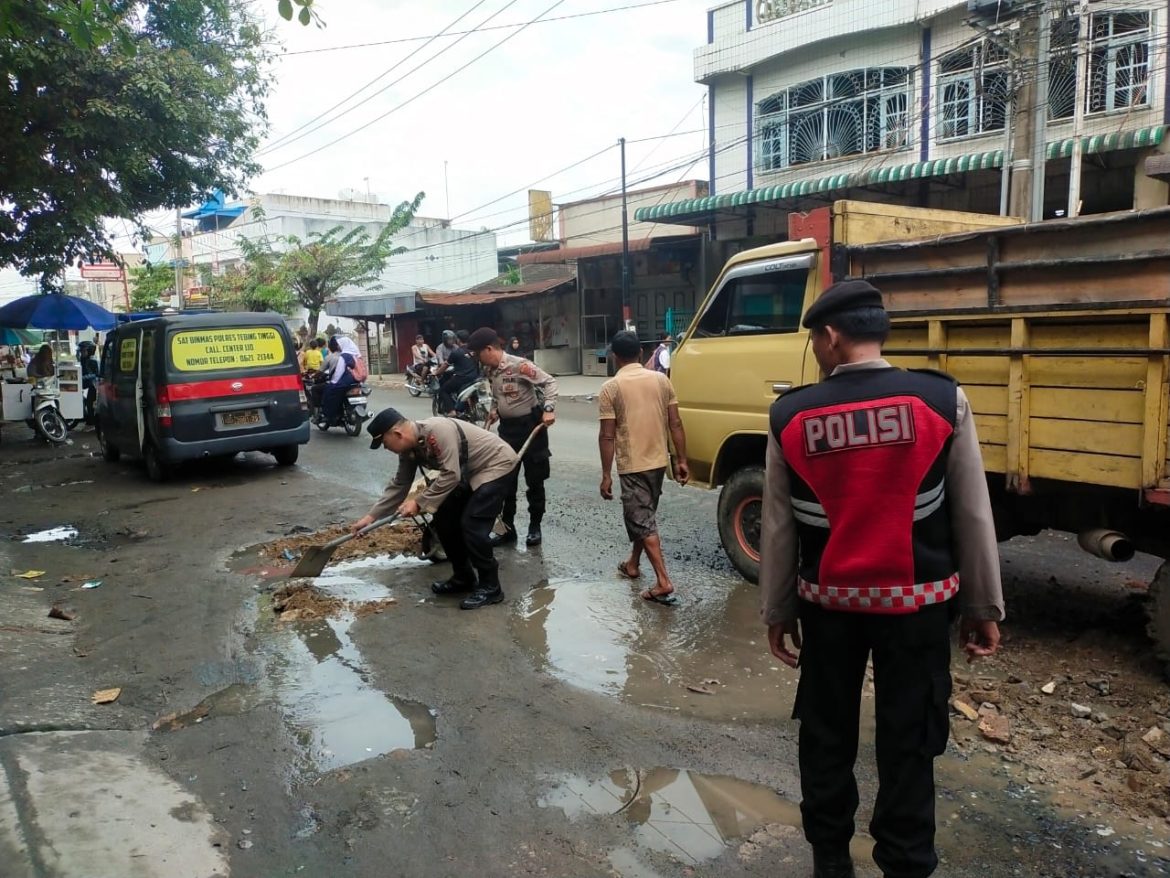 Cegah Terjadinya Kecelakaan, Polres Tebing Tinggi Lakukan Penimbunan Jalan Berlubang