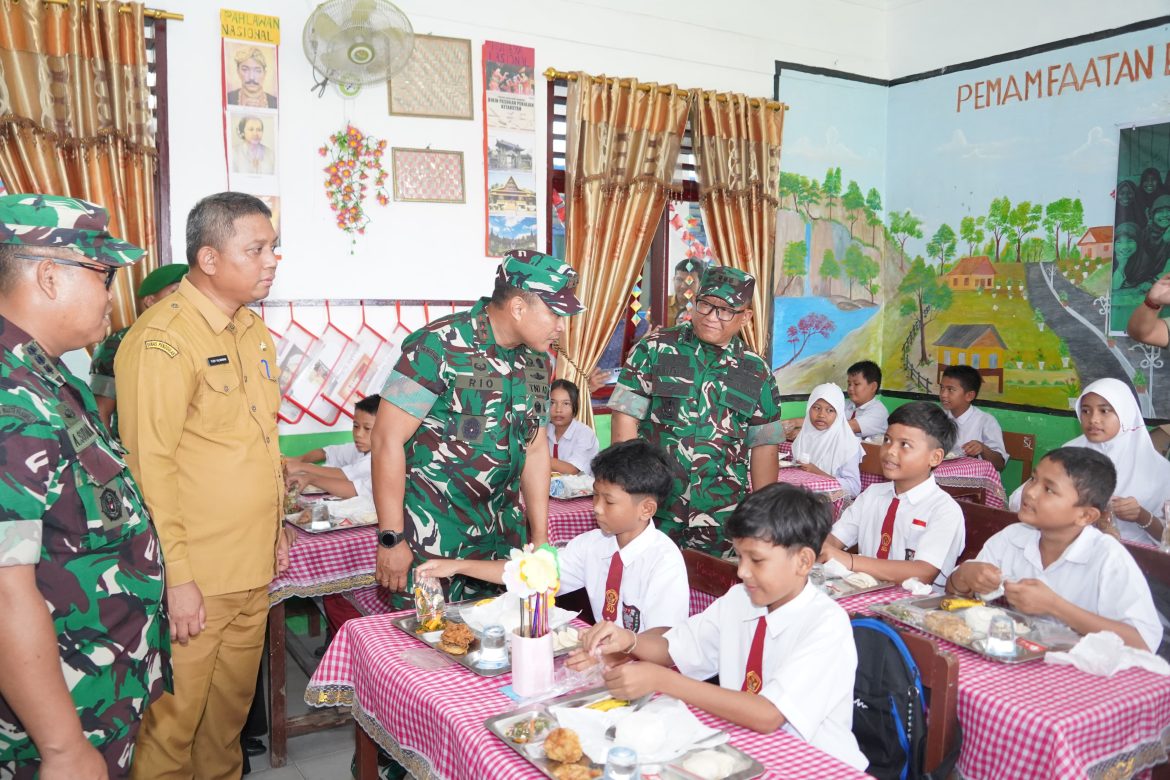 Uji Coba Makan Sehat Bergizi, Pangdam I/BB Tanya Siswa SD : Enak Gak Makanannya?