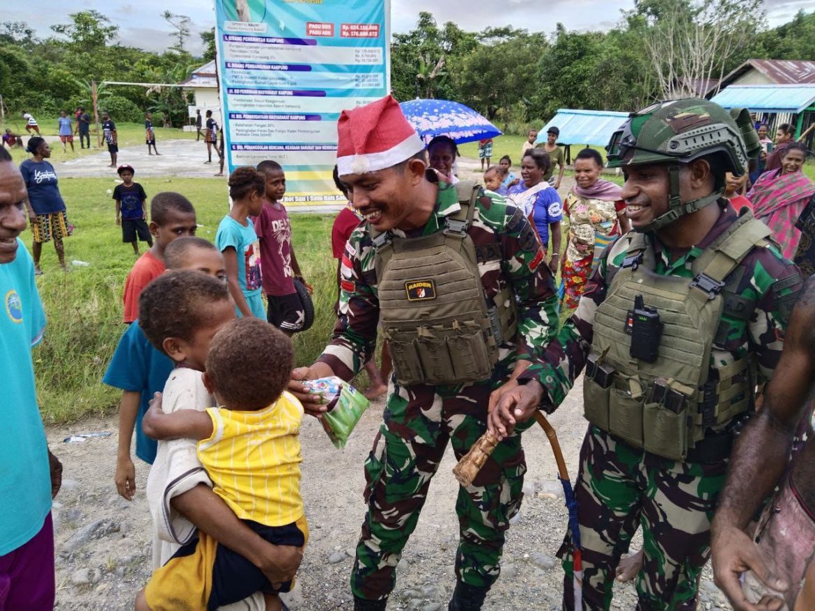 Sambut Natal 2024, Sinterklas Satgas Yonif 762/VYS Bagikan Hadiah kepada Anak-anak Kampung Suswa