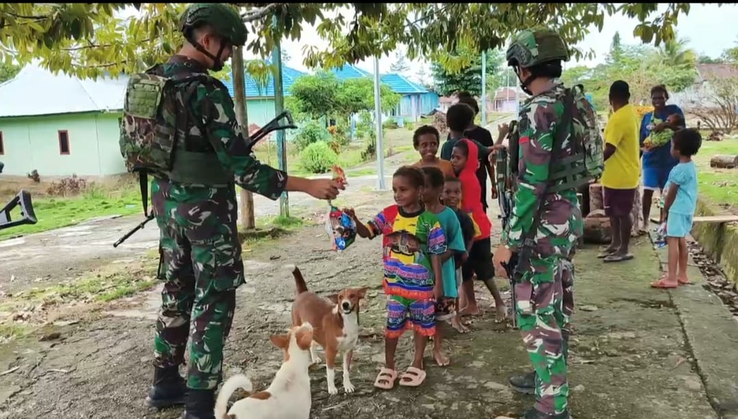 Satgas Yonif 642/Kapuas beri bingkisan Warga sekitaran Pos Dataran Beimes