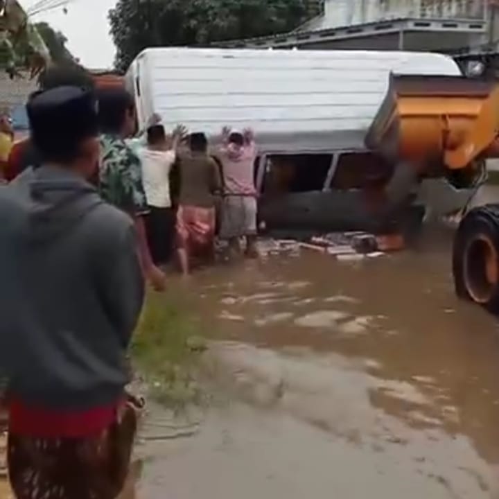 Selang satu hari Aktivis Angkat Bicara. Mini Bus Diduga Bermuatan Rokok Elegal Lagi Apes Terguling di Genangan Air   